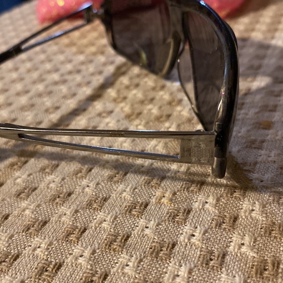 Burberry sunglasses - Picture 5 of 6